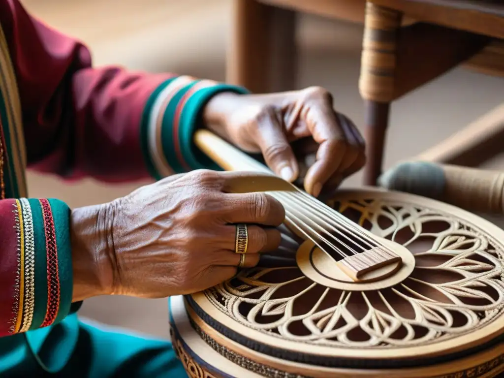 Un artesano andino crea un charango con destreza, reflejando la música tradicional de los Andes