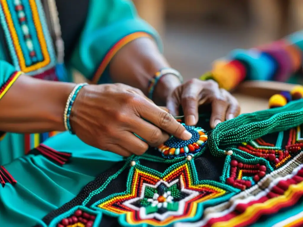 Artesano Huichol crea detallado adorno ceremonial con significado accesorios ceremonias indígenas