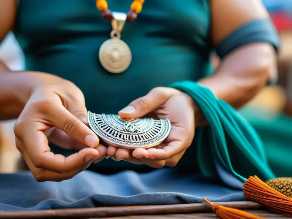 Artesano Mapuche elaborando collar tradicional en plata, en un mercado con criptomonedas en comunidad indígena