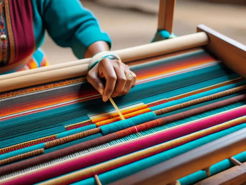 Detalles de un telar andino tradicional con iconografía textil y tejidos andinos