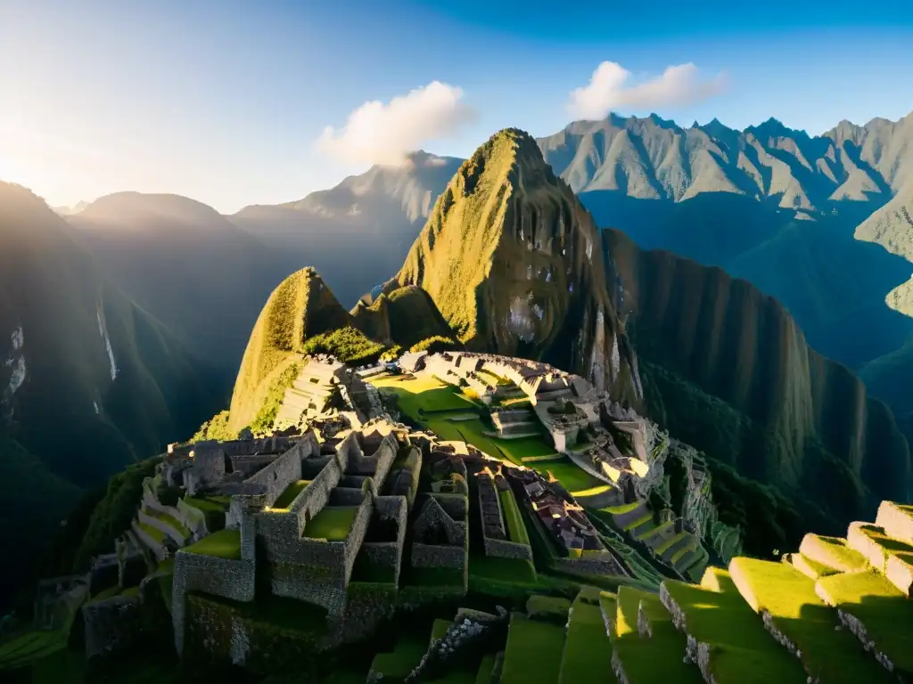 Esplendor del sol naciente sobre Machu Picchu, con los muros del templo del sol iluminados y la neblina abrazando los picos