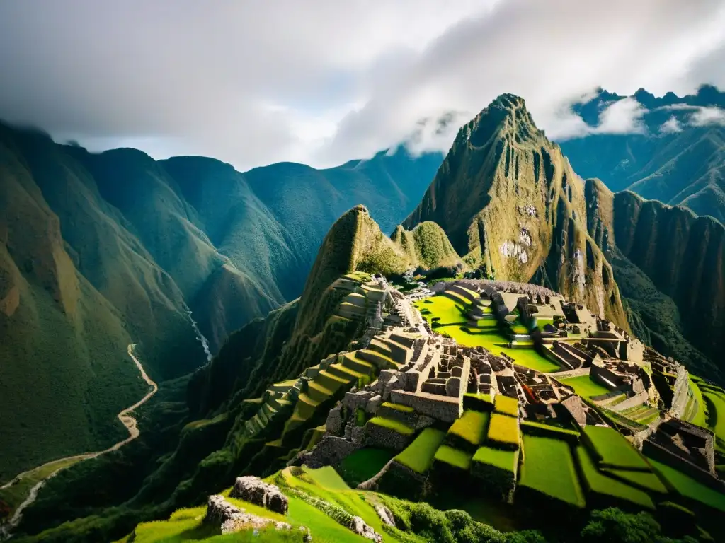 Un grupo de excursionistas contemporáneos recorriendo los Caminos del Inca, entre montañas verdes y antiguos senderos de piedra