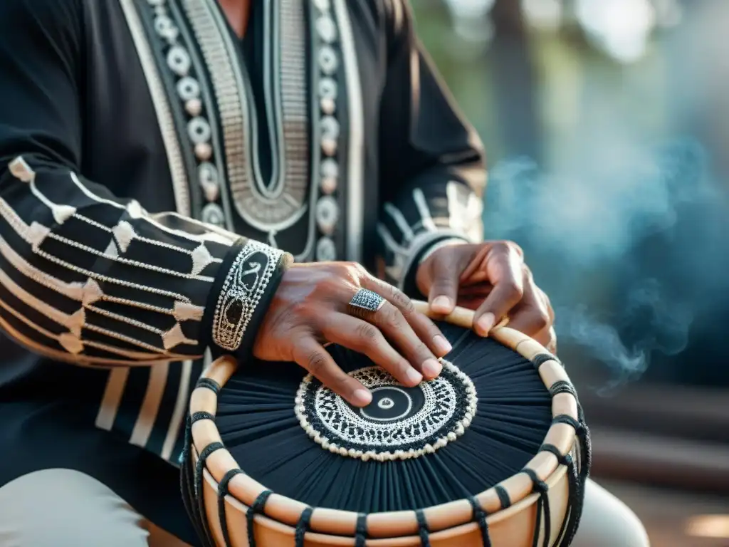 Manos de músico tocando instrumento indígena en evento cultural, reflejando influencias musicales indígenas Américas