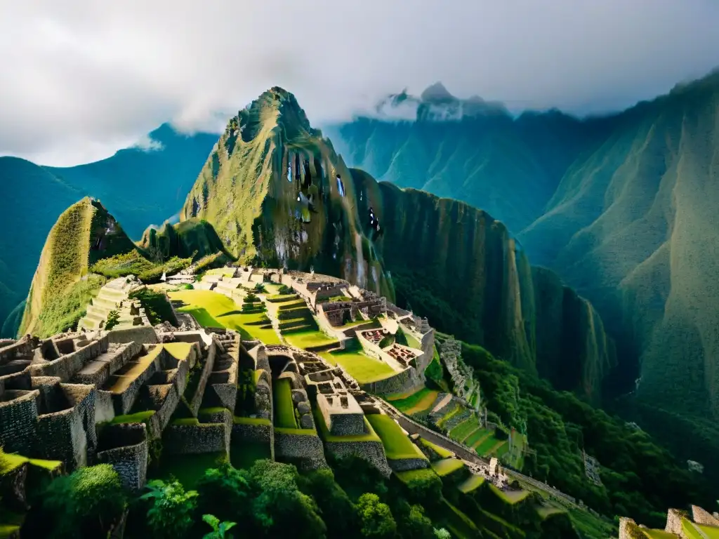 Sitio sagrado protegido en la niebla, uniendo historia humana y naturaleza en Machu Picchu